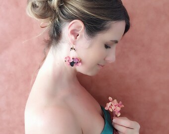 Stabilized black and pink hydrangea flower earrings gilded with fine gold.