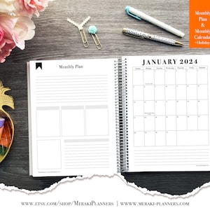 Puede incluir: Una agenda con espiral abierta a enero de 2024, con un calendario mensual y espacio para notas. La agenda incluye una secci&oacute;n de plan mensual y est&aacute; acompa&ntilde;ada de bol&iacute;grafos y clips decorativos. El texto "Monthly Plan & Monthly Calendar + Holidays" es visible.