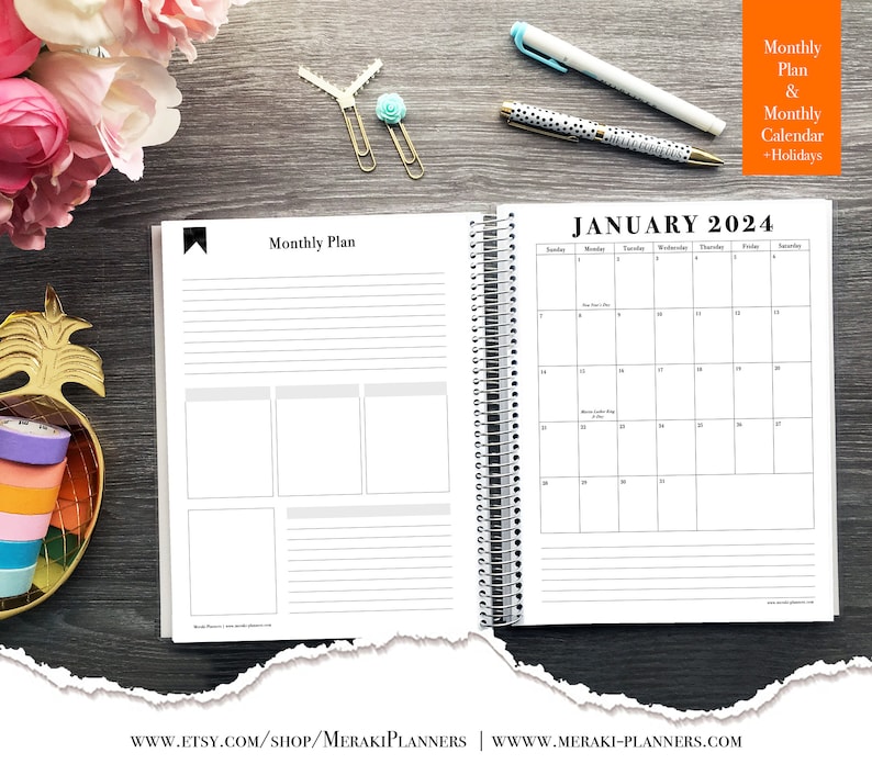 Puede incluir: Una agenda con espiral abierta a enero de 2024, con un calendario mensual y espacio para notas. La agenda incluye una secci&oacute;n de plan mensual y est&aacute; acompa&ntilde;ada de bol&iacute;grafos y clips decorativos. El texto "Monthly Plan & Monthly Calendar + Holidays" es visible.