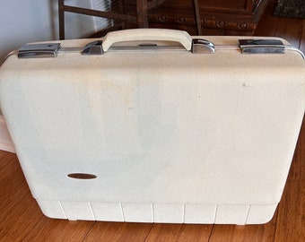 Vintage White suitcase, the brand name is Forcast. In Good to fair condition.