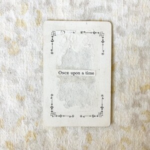 Érase una vez - naipe de collage de técnicas mixtas de arte original sin enmarcar