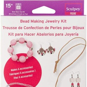Puede incluir: Un kit de joyería para hacer cuentas con fondo rosa. El kit incluye 30 piezas de arcilla para hornear y las instrucciones para hacer 6 accesorios. El kit incluye un collar, una pulsera, aretes y un dije. El kit está hecho por Sculpey Premo.