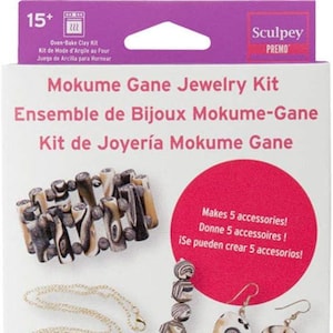 Puede incluir: Un kit para hacer 5 piezas de joyería utilizando la técnica de arcilla Mokume Gane. El kit incluye 23 piezas de arcilla en varios colores y patrones. El kit está etiquetado como "Sculpey Premo Mokume Gane Jewelry Kit".