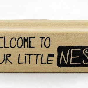 Bienvenue à notre nid bois monté timbre Inkadinkado partie inviter carte-cadeau maison de crémaillère