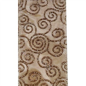 Peut inclure: Un ruban beige avec un motif de spirales dorées scintillantes.