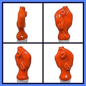 Peut inclure: Quatre vues d'un bouchon de bouteille en c&eacute;ramique en forme de poisson. Le bouchon de bouteille est orange et a une finition brillante.