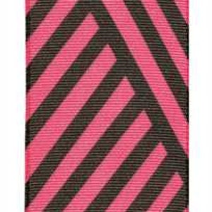 Può includere: Nastro a righe rosa e nero con un motivo geometrico. Il motivo è composto da linee diagonali che creano una serie di quadrati e rettangoli.