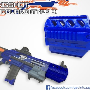 Op de afbeelding: Blauwe 3D-geprinte handguard voor een Nerf Longshot speelgoedpistool. De handguard heeft een railsysteem en is ontworpen om aan de loop van het pistool te worden bevestigd. De handguard is gemonteerd op het pistool en ook als een los onderdeel weergegeven.
