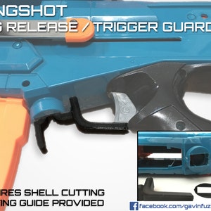 Puede incluir: Un guardamonte y un liberador de cargador impresos en 3D en negro para un blaster de juguete Nerf Longshot. La imagen muestra las piezas instaladas en el blaster y un primer plano de las piezas separadas del blaster. El texto "LONGSHOT MAG RELEASE / TRIGGER GUARD" está en la parte superior de la imagen. El texto "REQUIRES SHELL CUTTING (CUTTING GUIDE PROVIDED)" está en la parte inferior de la imagen. El texto "facebook.com/gavinfuzzycustoms" está en la parte inferior de la imagen.