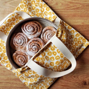 Cake holder in tortellino patterned fabric