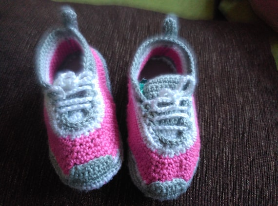 Zapatillas tipo adidas de crochet hechos a mano con lana de Zapatillas tipo adidas de crochet hechos a mano con lana de