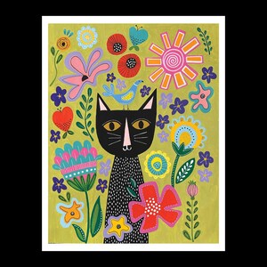 Könnte beinhalten: Eine schwarze Katze mit einem blauen Vogel auf dem Kopf ist von bunten Blumen und einer gelben Sonne umgeben. Die Katze hat eine rosa Nase und weiße Schnurrhaare. Die Blumen sind in verschiedenen Schattierungen von Rosa, Rot, Gelb und Blau. Der Hintergrund ist hellgrün.