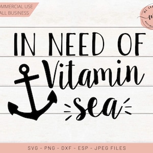 Puede incluir: Un gráfico de ancla negra con las palabras "IN NEED OF Vitamin sea" en una fuente caprichosa. El diseño está sobre un fondo blanco con vetas de madera. El texto en la parte superior dice "FREE COMMERCIAL USE FOR SMALL BUSINESS".