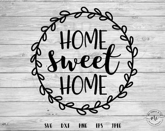 Puede incluir: Gráfico en blanco y negro con la frase "HOME sweet HOME" en una fuente decorativa, rodeada por una corona de hojas. El diseño está sobre un fondo de vetas de madera gris claro. Incluye formatos de archivo SVG, DXF, PNG, EPS y JPEG.