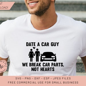 K&ouml;nnte beinhalten: Wei&szlig;es T-Shirt mit dem Text "DATE A CAR GUY, WE BREAK CAR PARTS, NOT HEARTS" in Schwarz. Das Design beinhaltet ein Auto und Strichm&auml;nnchen eines Paares. Das Shirt hat auch den Text "INSTANT DOWNLOAD!" und "FREE COMMERCIAL USE FOR SMALL BUSINESS".