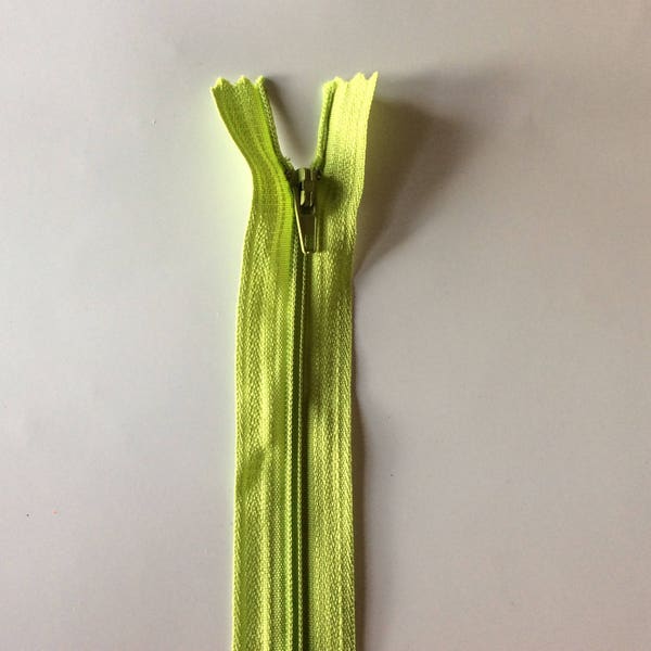 Fermeture eclair vert amande non séparable 30cm pour jupes, pantalons etc