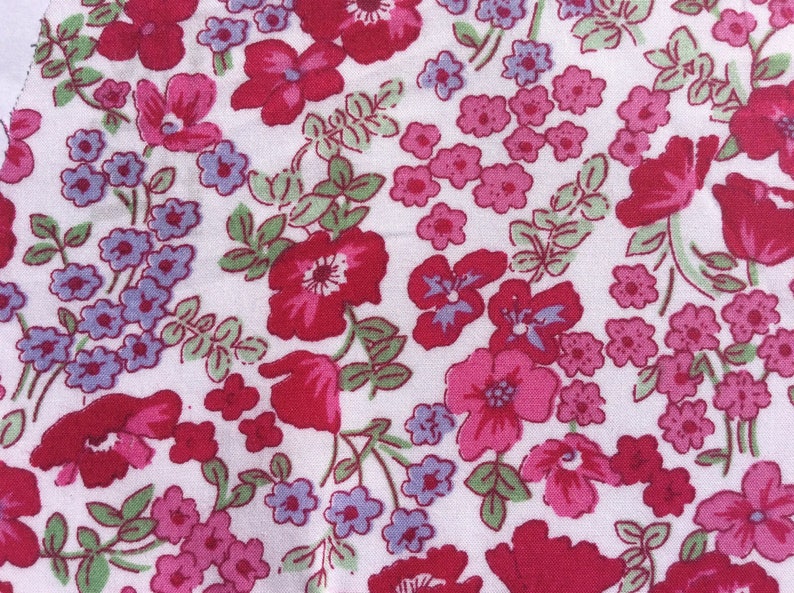 Tissu Pima lawn anglais, motif fleuri rose fond blanc, Rosanne image 2