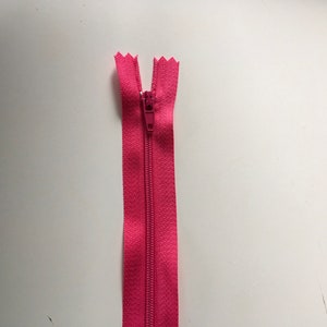 Nylon coil zipper, 40cm (16 »), hot pink