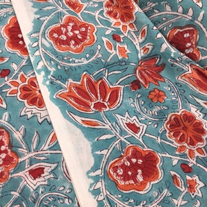 Tessuto voile di cotone stampato a mano in India. Sfondo turchese dei tulipani di Jaipur immagine 5