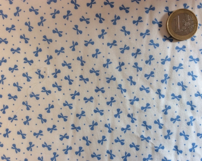 High quality cotton poplin, baby blue bows on white