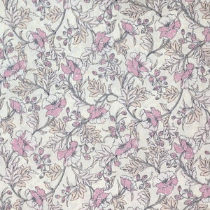 Peut inclure: Tissu à motifs floraux avec des fleurs roses, des feuilles vert clair et des tiges grises sur un fond crème. Le motif est détaillé et complexe, créant une esthétique vintage. Le tissu est probablement en coton ou dans une matière similaire.