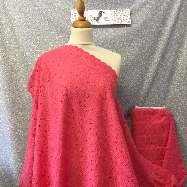 Tissu coton broderie anglaise rose moyen, festonne des deux cotes