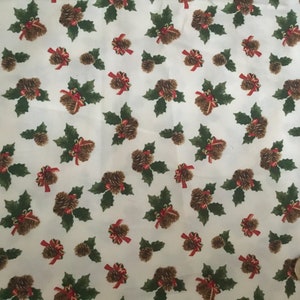 Peut inclure: Tissu blanc avec un motif répété de pommes de pin marron, de feuilles de houx vertes et de rubans rouges. Le motif est uniformément espacé, créant un thème de vacances festif. Idéal pour divers projets de couture.