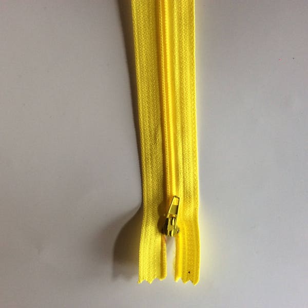 Fermeture eclair jaune non séparable 30cm pour jupes, pantalons etc