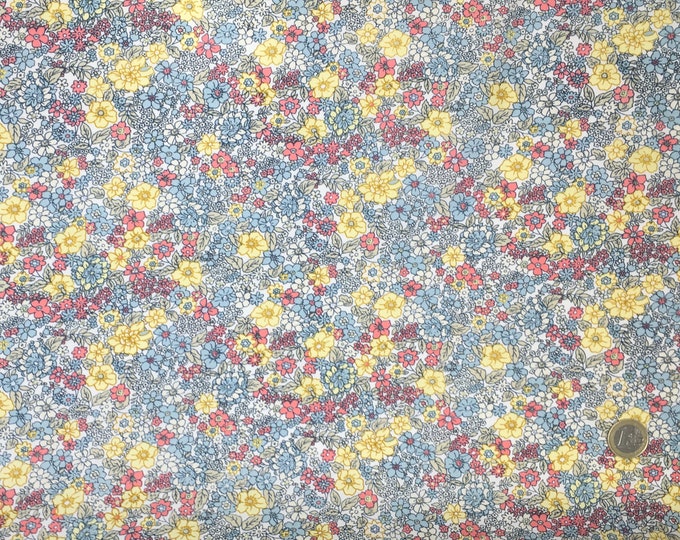 Oekotex coton poplin with floral or flowers on off white