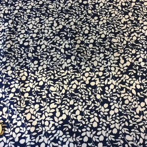 Oeko-Tex katoenen poplin, beige en marineblauw bladpatroon