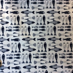 Popeline de coton Oekotex, motif poisson blanc et bleu marine