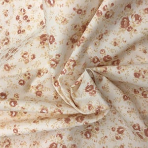 Popeline de coton Oekotex, motif roses bourgogne sur fond vintage.