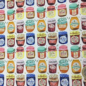Peut inclure: Tissu avec un motif répété de bocaux de confiture. Les bocaux contiennent diverses conserves, comme de la confiture de myrtilles, des conserves de framboises et du miel. Les bocaux ont des couvercles et des étiquettes colorés, sur fond blanc.