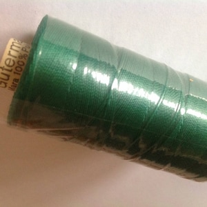 Extras strong Gutermann sewing thread, green no402