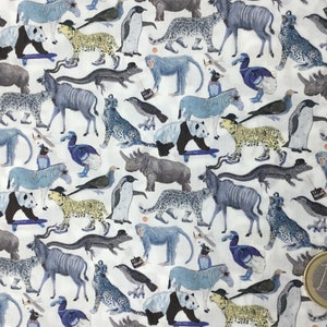 Peut inclure: Tissu blanc avec un motif répété d'animaux variés, dont des léopards, des pingouins et des pandas, dans des tons de gris, de bleu et de beige. Certains animaux portent des chapeaux ou font du skateboard. Une pièce de monnaie est dans le coin inférieur droit.