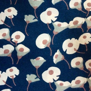 Tela de batista inglés Pima, estampado de flores de lis sobre fondo azul marino. josefina imagen 2