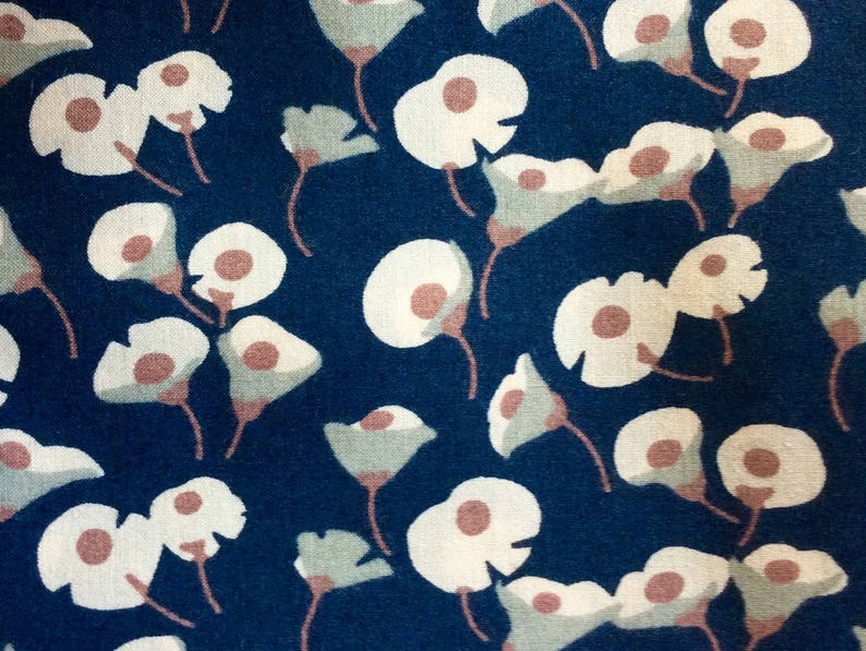 Tela de batista inglés Pima, estampado de flores de lis sobre fondo azul marino. josefina imagen 2