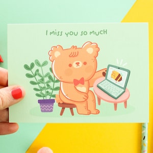 A6 Postkarte - "Ich vermisse dich so sehr" mit Paco & Honey. Postkarte gedruckt auf naturfarbenem ungestrichenem Papier 324 g/m².
