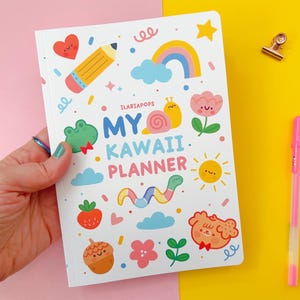 Agenda settimanale senza data - Kawaii illustrata A5 copertina morbida per definire obiettivi, pianificare la giornata e divertirsi a colorare. Regalo ideale per i creativi!