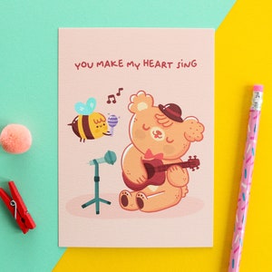 Postal A6 - "Haces que mi corazón cante" con Paco & Honey. Postal impresa en papel natural sin estucar de 324 gsm.