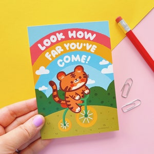 Mini stampa kawaii A6 “Look How Far You’ve Come” con la tigre Bao, stampata su carta opaca 324 g/m², 105 x 148 mm