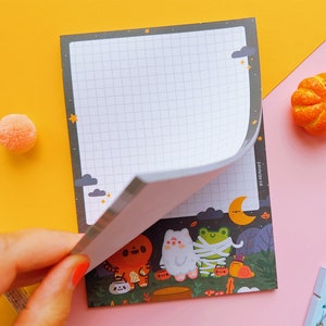 Halloween Charakter Notizblock - 50 Gedruckte Seiten mit Süßem Tiger, Frosch, und Mehr - Kariert für Notizen