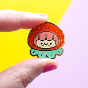 Strawberry Hard Enamel Pin Fruit Kawaii Jacket Accessory Cute Strawberry Brooch for Backpack Golden Nickel Plating