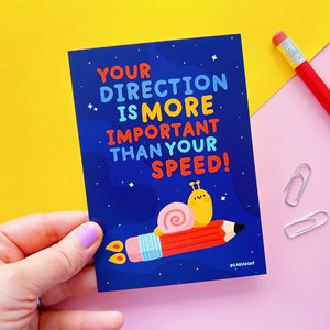 Mini stampa kawaii "Your Direction is More Important Than Your Speed" con lattuga la lumaca, stampata su carta opaca 324 g/m², 105 x 148 mm