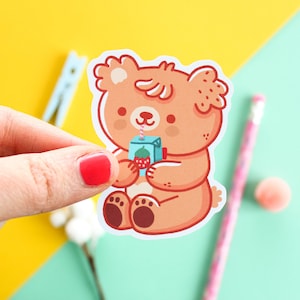 Paco the Bear drinkt sap, Die-cut glanzende handgemaakte vinyl sticker.