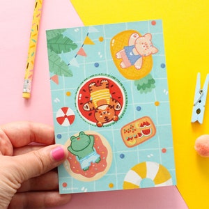Mini stampa A6 "Summer Party" con Mango, Puddle e Bao, stampata su carta opaca 300 gsm, 105x148mm