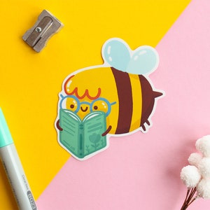 Chérie, lisant un livre, autocollant en vinyle mat découpé, autocollant imperméable.