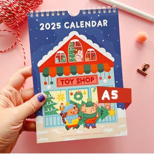 Kleiner 2025 Kawaii Wandkalender, A5 Format – 12 Monate voller niedlicher Illustrationen, Spiralbindung zum einfachen aufhängen
