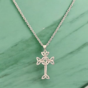 Collier pendentif croix celtique triquetra Trinity en argent sterling 925 coulé à la main + chaîne gratuite