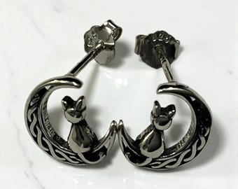 Handgegossene 925 Sterling Silber Katze auf Mondsichel Ohrstecker